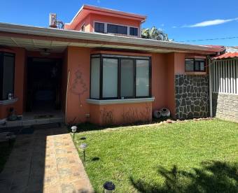 Se vende espaciosa casa con patio en La Asunción Heredia 25-950