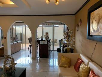 Se vende espaciosa casa con patio en La Asunción Heredia 25-950