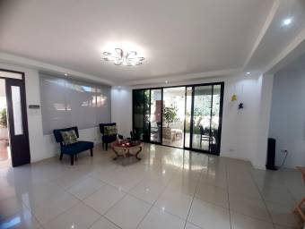 Se vende espaciosa casa en Santa Ana San José 25-114