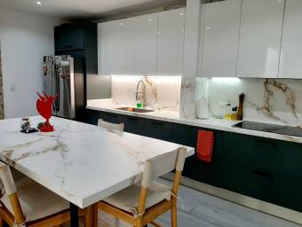 Se vende espaciosa casa en Santa Ana San José 25-114