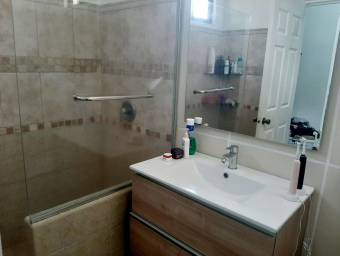 Se vende espaciosa casa en Santa Ana San José 25-114