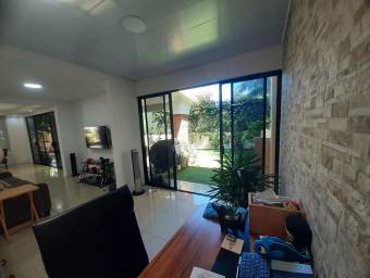 Se vende espaciosa casa en Santa Ana San José 25-114