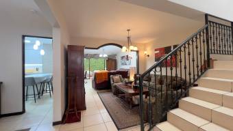 Se vende casa con patio en Goicoechea San José 26-1348