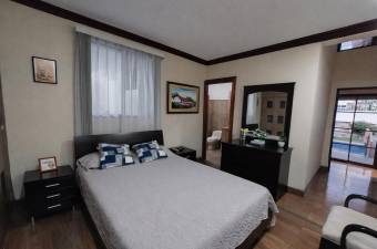 Se vende casa con piscina en Escazú San José 26-1351