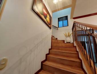 Se vende casa con piscina en Escazú San José 26-1351