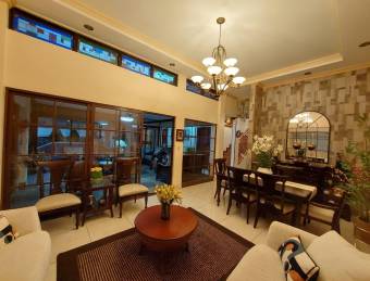 Se vende casa con piscina en Escazú San José 26-1351