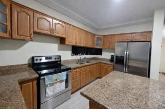 Se vende casa con patio en San Rafael Escazú 26-1355