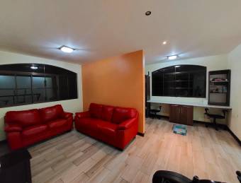 Se vende casa con patio en San Rafael Escazú 26-1355