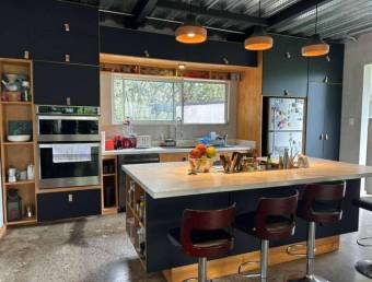 Joya de Arquitectura Industrial Diseño Modular y Vistas a la Montaña