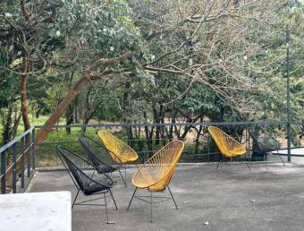 Joya de Arquitectura Industrial Diseño Modular y Vistas a la Montaña