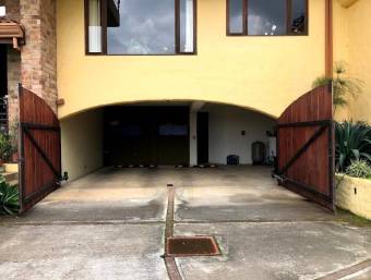 Se alquila casa en Concepción Heredia 26-255