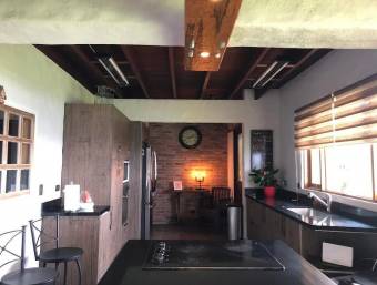 Se alquila casa en Concepción Heredia 26-255