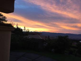 Se alquila casa en Concepción Heredia 26-255