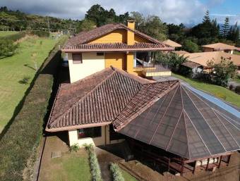 Se alquila casa en Concepción Heredia 26-255