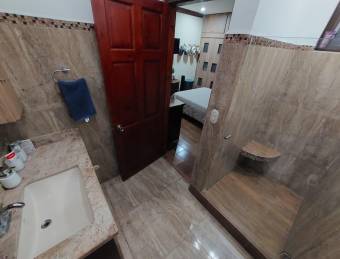 Se vende casa esquinera en Escazú San José 26-1351