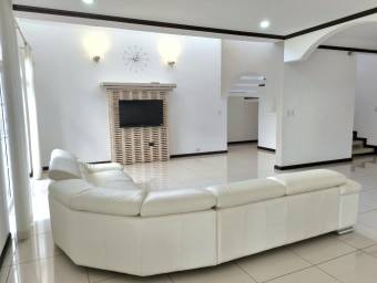 Se vende espaciosa casa en Tres Ríos Cartago 26-171