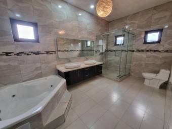 Se vende espaciosa casa en Tres Ríos Cartago 26-171