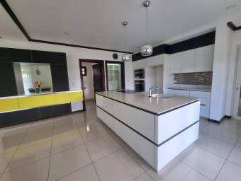 Se vende espaciosa casa en Tres Ríos Cartago 26-171