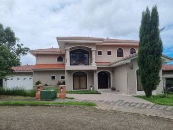 Se vende espaciosa casa en Tres Ríos Cartago 26-171