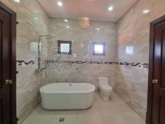 Se vende espaciosa casa en Tres Ríos Cartago 26-171