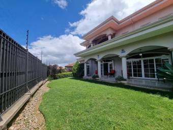 Se vende espaciosa casa en Tres Ríos Cartago 26-171