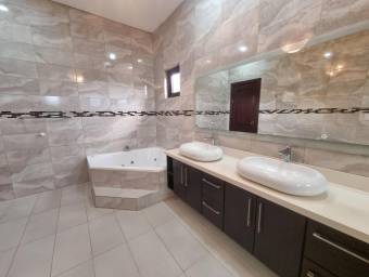 Se vende espaciosa casa en Tres Ríos Cartago 26-171