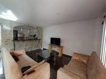 Exclusividad y Luz en Lindora Casa Boutique con Techos Altos y Oficina