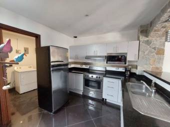 Exclusividad y Luz en Lindora Casa Boutique con Techos Altos y Oficina