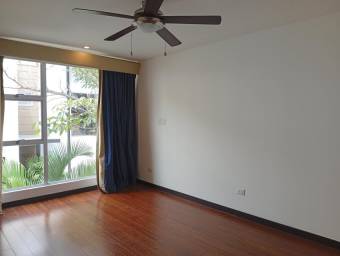 Espacio y Plusvalía Casa de 3 Niveles y 4 Habitaciones en Pozos de Santa Ana