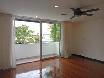 Espacio y Plusvalía Casa de 3 Niveles y 4 Habitaciones en Pozos de Santa Ana