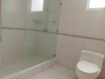 Espacio y Plusvalía Casa de 3 Niveles y 4 Habitaciones en Pozos de Santa Ana