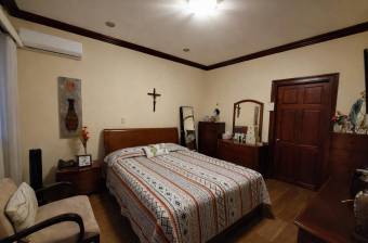 Venta de Casa Esquinera en Bello Horizonte-Escazú. RAH 26-1351