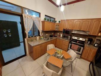 Venta de Casa Esquinera en Bello Horizonte-Escazú. RAH 26-1351