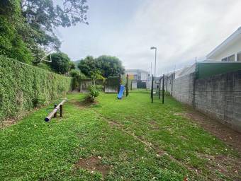 Vida Familiar y Confort Casa con Techos Altos y Amenidades Deportivas