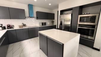 Arquitectura de Vanguardia Casa con Vistas al Valle, Piscina y Cocina Gourmet