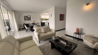 Arquitectura de Vanguardia Casa con Vistas al Valle, Piscina y Cocina Gourmet