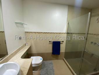 Se alquila apartamento con mucha luz natural en Santa Ana San José 26-1415