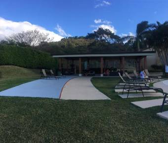 Se alquila apartamento con mucha luz natural en Santa Ana San José 26-1415