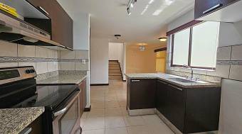 Se vende casa con patio en La Trinidad Moravia 26-569