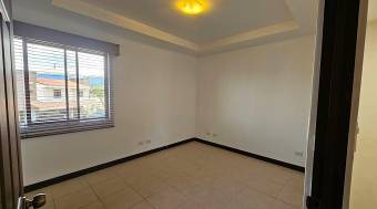 Se vende casa con patio en La Trinidad Moravia 26-569