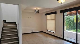 Se vende casa con patio en La Trinidad Moravia 26-569