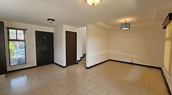 Se vende casa con patio en La Trinidad Moravia 26-569