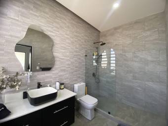 Exclusividad y Estilo en Condominio Casa Moderna con Oficina y Jardín Privado