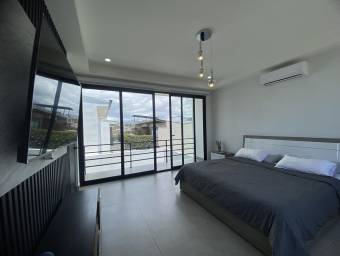 Exclusividad y Estilo en Condominio Casa Moderna con Oficina y Jardín Privado