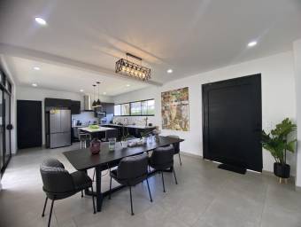 Exclusividad y Estilo en Condominio Casa Moderna con Oficina y Jardín Privado