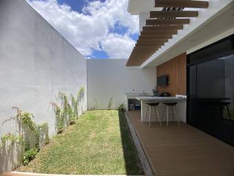 Exclusividad y Estilo en Condominio Casa Moderna con Oficina y Jardín Privado