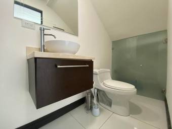 Se vende casa con patio en San Rafael Escazú 25-1578 Se vende casa con patio en San Rafael Escazú 25-1578