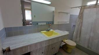 Venta de Casa de 3 Niveles en Montes de Oca-Mercedes. RAH 26-238