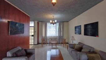 Venta de Casa de 3 Niveles en Montes de Oca-Mercedes. RAH 26-238