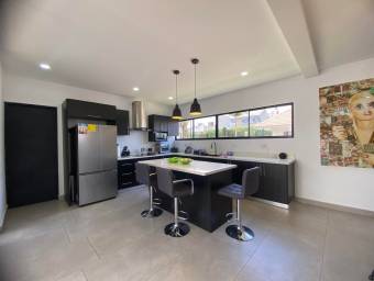 Se vende espaciosa casa en San Rafael Escazú 26-522